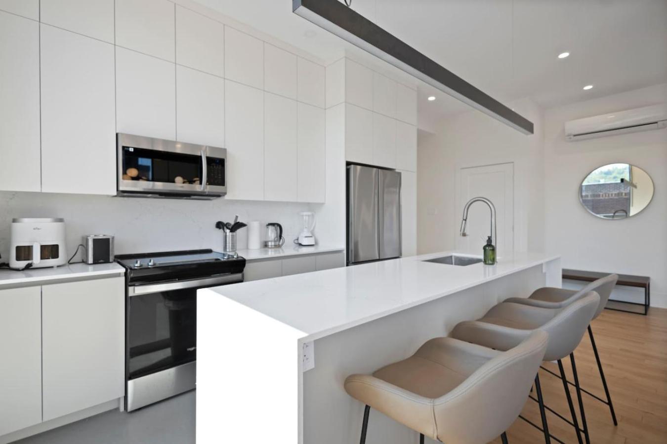 Amazing And Spacious 5br2b In Heart Of Plateau Zt8 Apartment Montreal